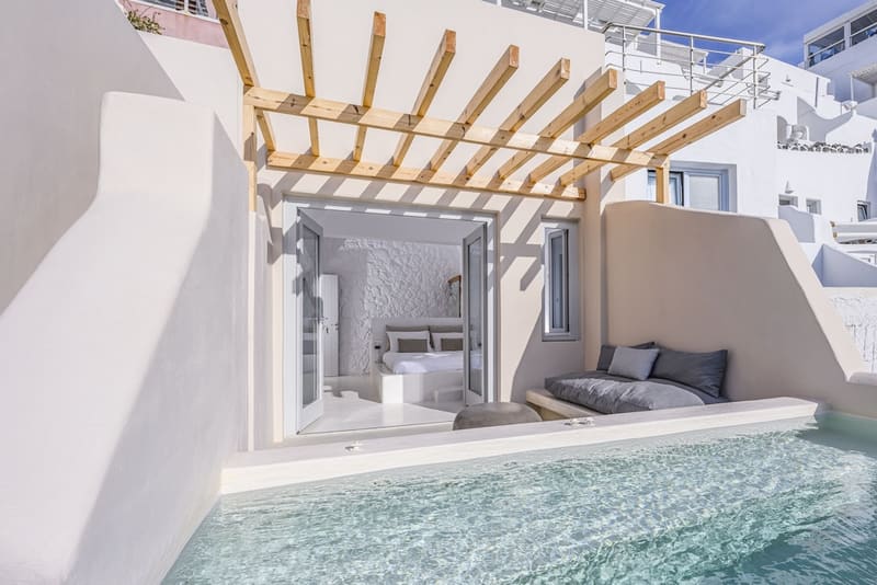 Private plunge pool at Hotel Sunny Villas, Santorini — photo 5