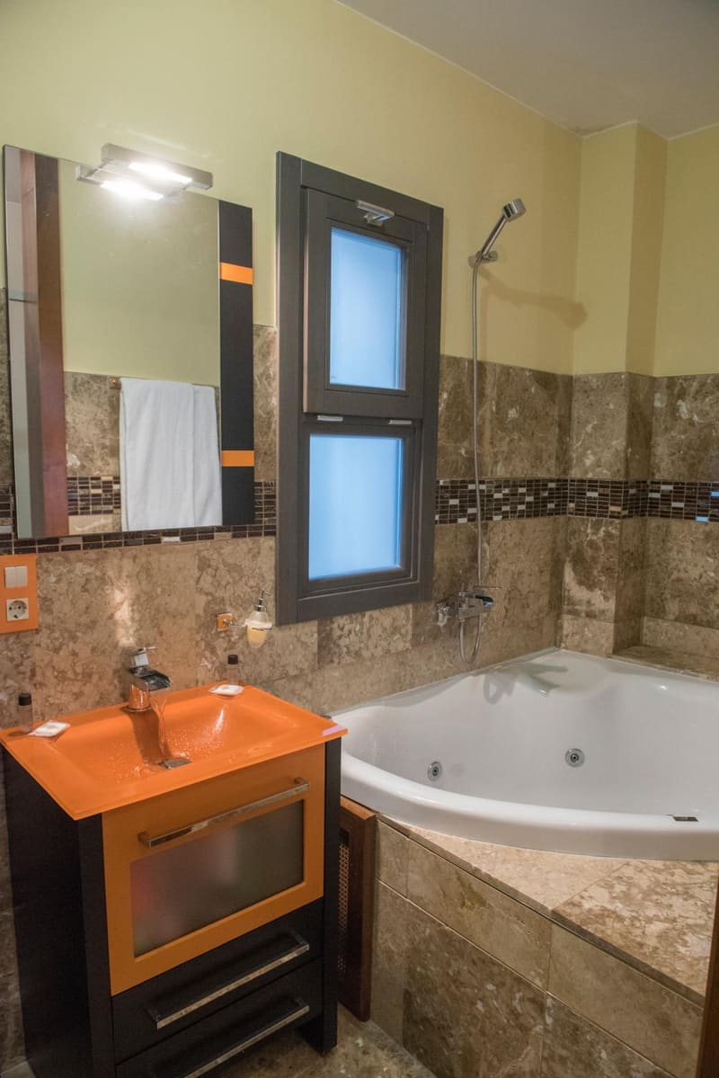 Private jacuzzi at Apartamentos Luxury Puente de Triana, Seville