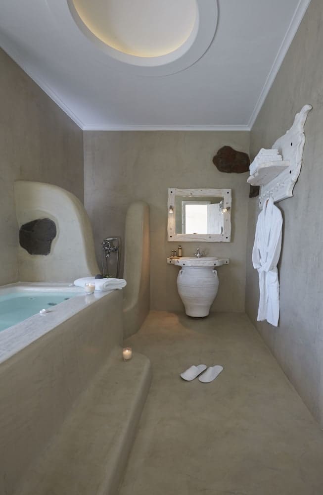 Private plunge pool at Athermi Suites - Adults Only, Santorini — photo 2
