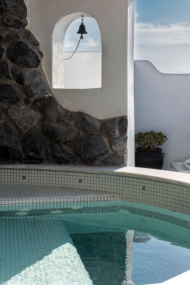 Private plunge pool at Athermi Suites - Adults Only, Santorini — photo 5