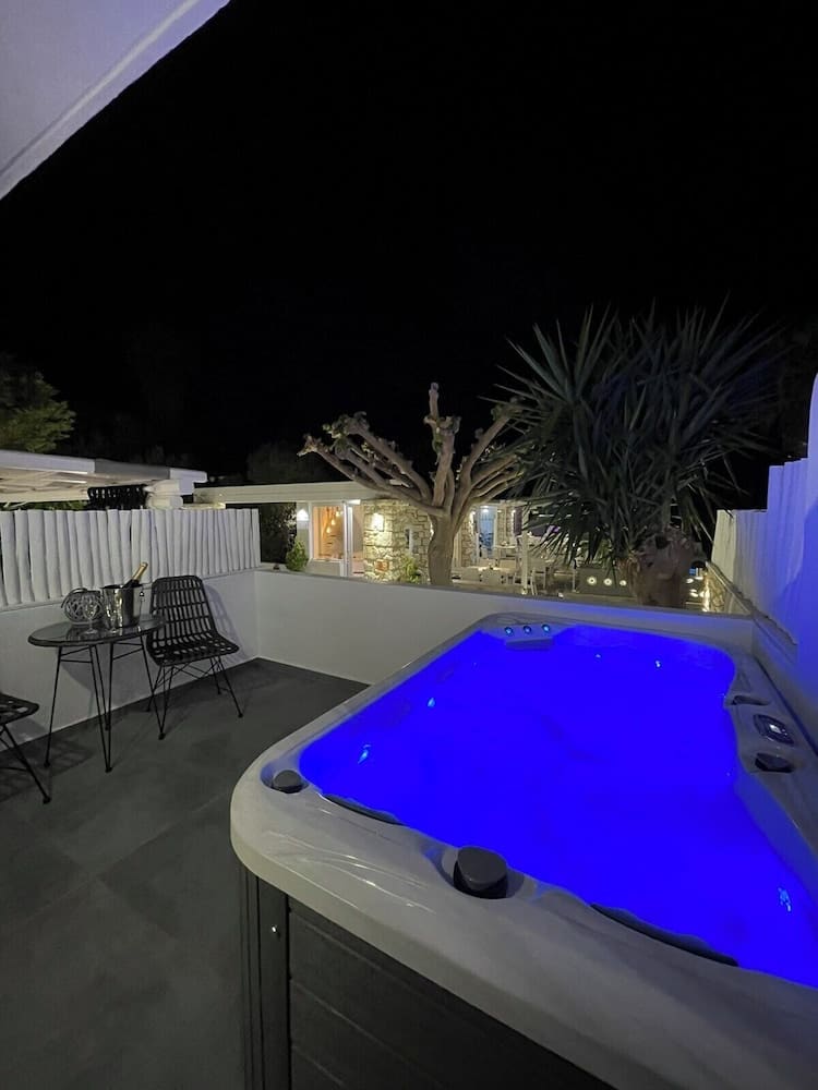 Private hot tub at Zoumis Residence, Paros — photo 2