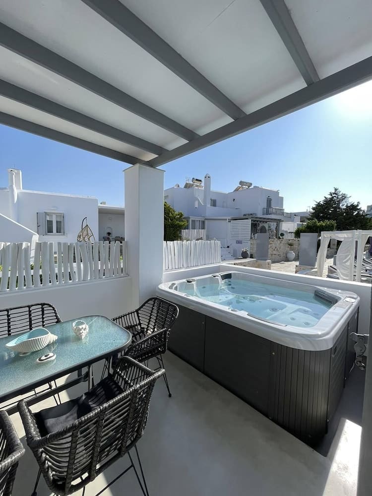 Private hot tub at Zoumis Residence, Paros — photo 3