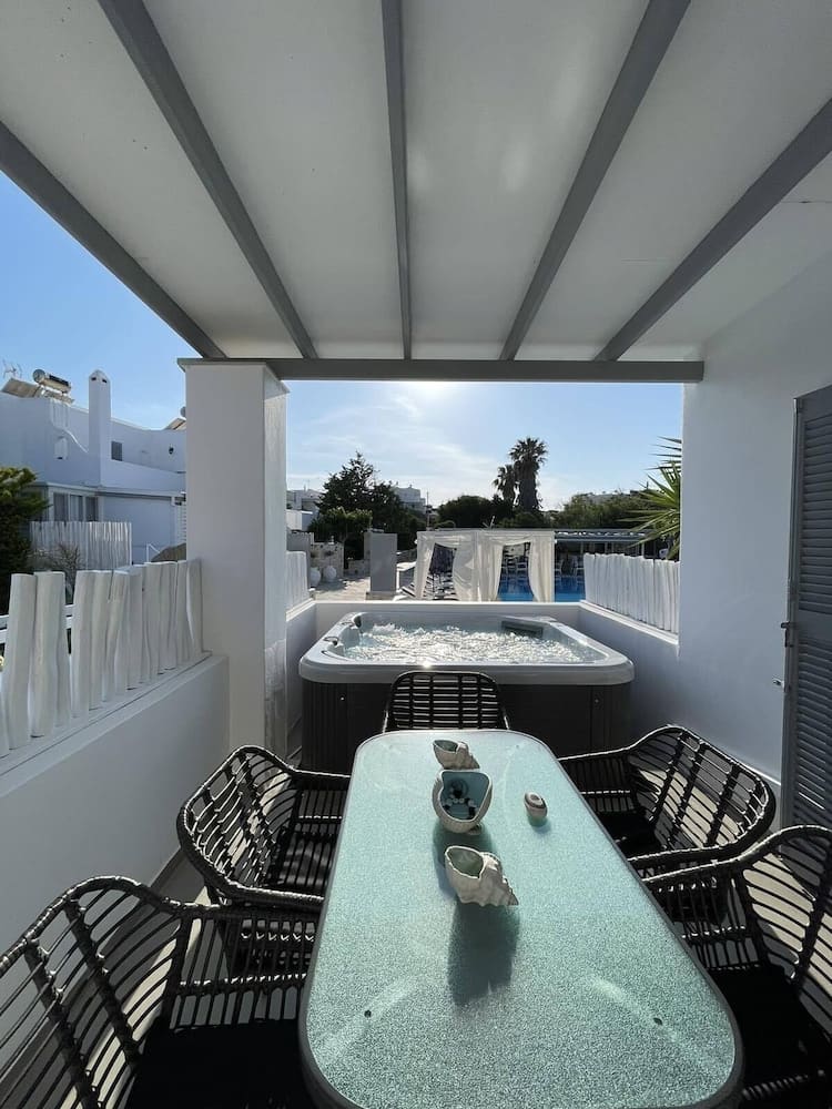Private hot tub at Zoumis Residence, Paros — photo 4