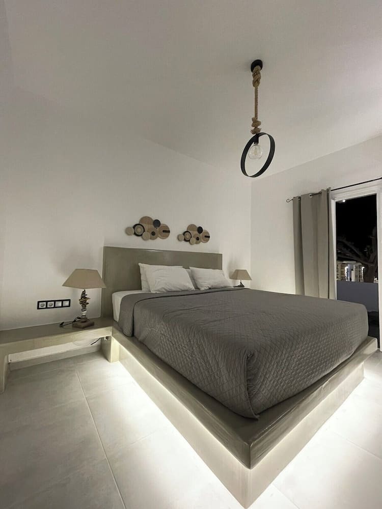 Private hot tub at Zoumis Residence, Paros — photo 6