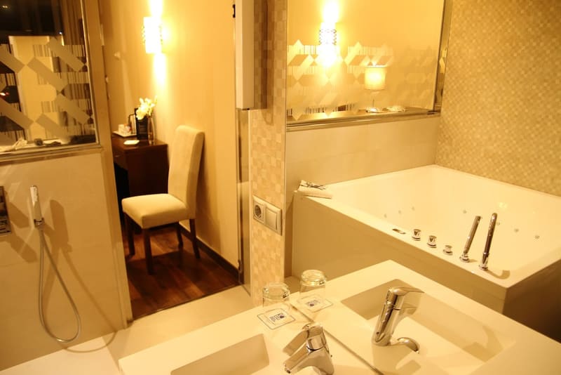 Private jacuzzi at Hotel Don Paco, Seville, photo 2