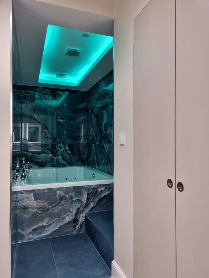 Private jacuzzi at NOX Kensington Gardens, London, photo 5