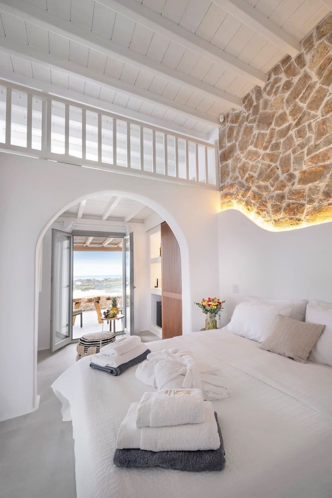 Private hot tub at Legendary Suites, Mykonos — photo 2