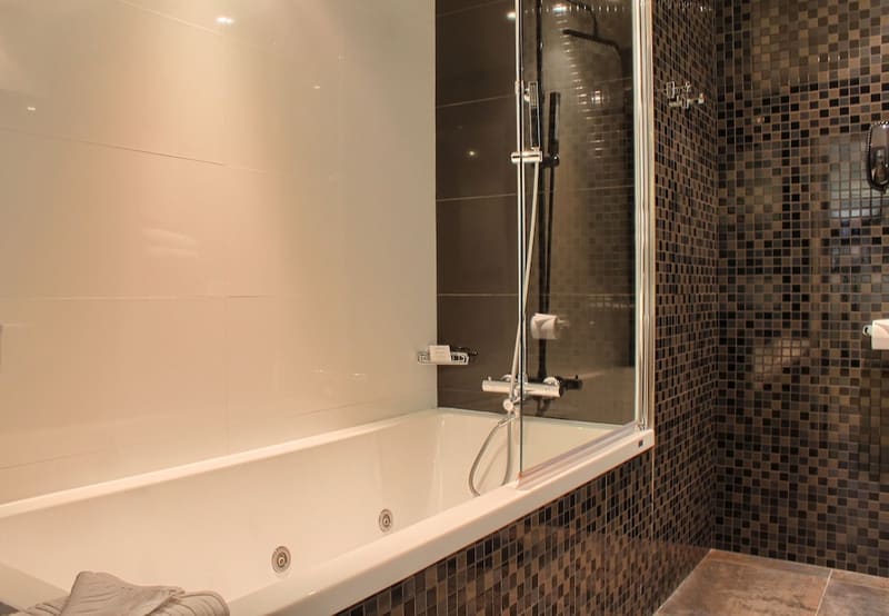 Private jacuzzi at L'Empire Paris - Louvre, Paris, photo 3