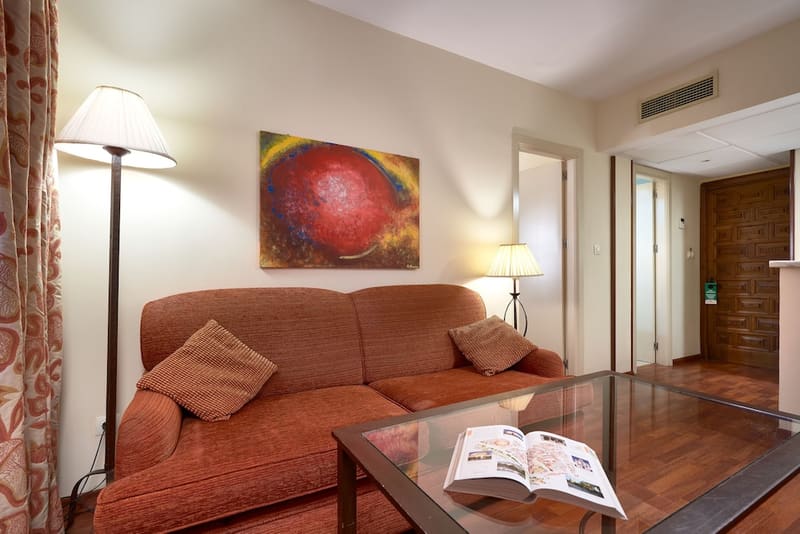 Hotels with a private in-room jacuzzi, hot tub or plunge pool in Seville