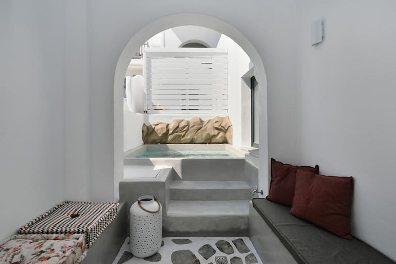 Private hot tub at Sandaya Luxury Suites, Paros — photo 6