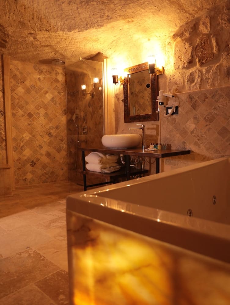 Private hot tub at Hira Cave Hotel, Goreme, photo 3
