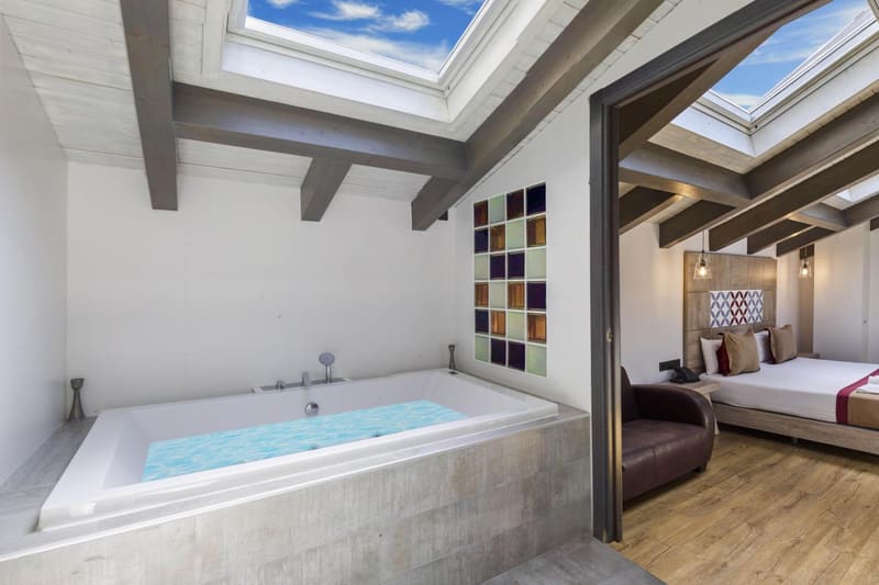 Private hot tub at Boutique Hostemplo Sagrada Familia, Barcelona, photo 5