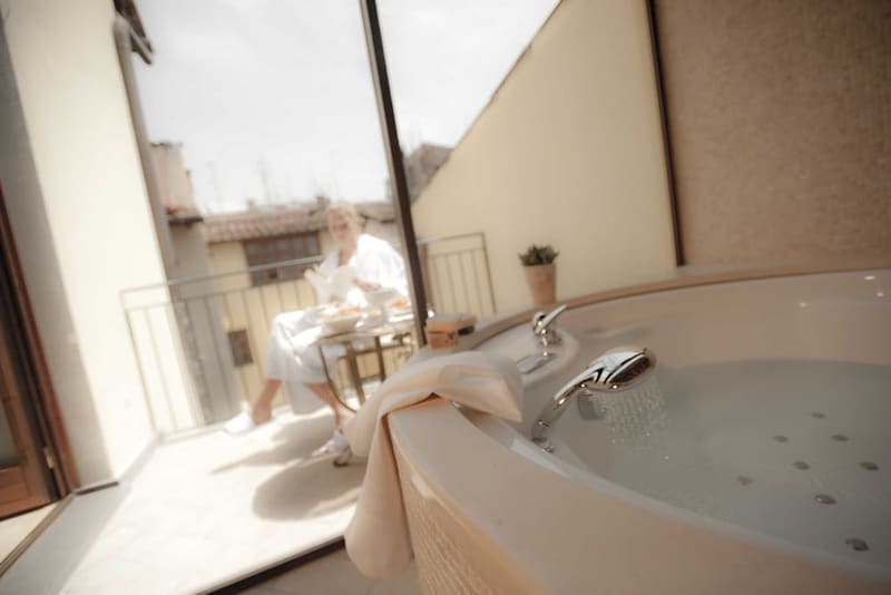 Private hot tub at Golden Tower Hotel & Spa, Florence — photo 3