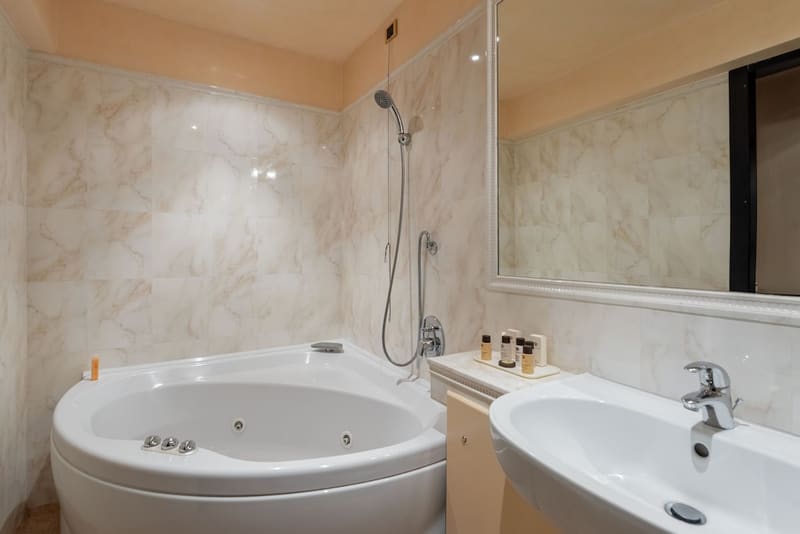 Private hot tub at Hotel Leopardi, Verona — photo 2