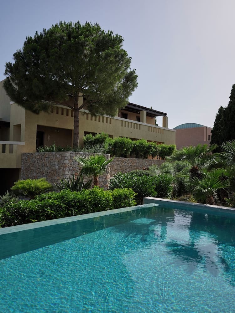 Private plunge pool at Atlantica Belvedere Resort - Adults Only, Kos — photo 6