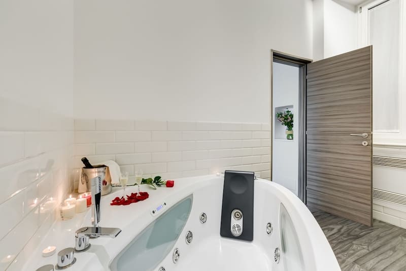 Private hot tub at Relais Colonna 27, Rome