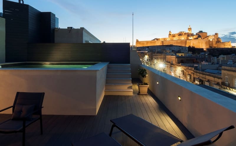 Private hot tub at The Duke Boutique Hotel, Victoria — photo 4