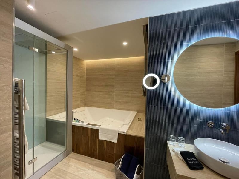 Private hot tub at The Duke Boutique Hotel, Victoria — photo 5