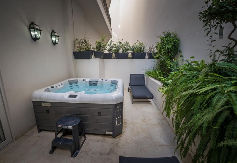 Private hot tub at HOLM Boutique & SPA - IK Collection, St Julian's