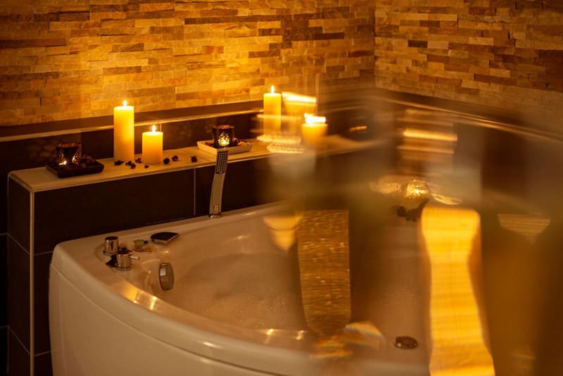 Private hot tub at Five Rooms Rome Guesthouse, Rome, photo 3