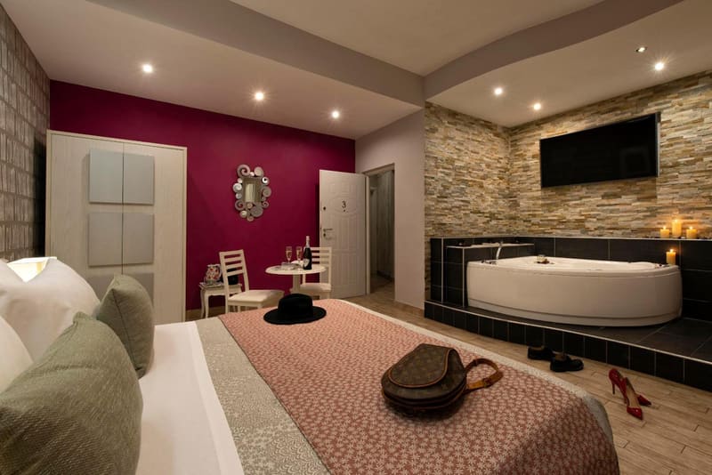 Private hot tub at Five Rooms Rome Guesthouse, Rome, photo 2