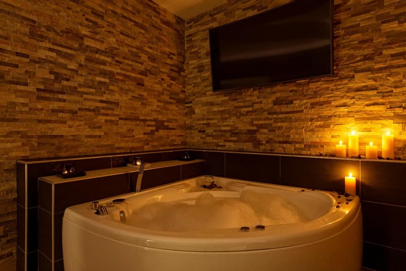 Private hot tub at Five Rooms Rome Guesthouse, Rome, photo 4