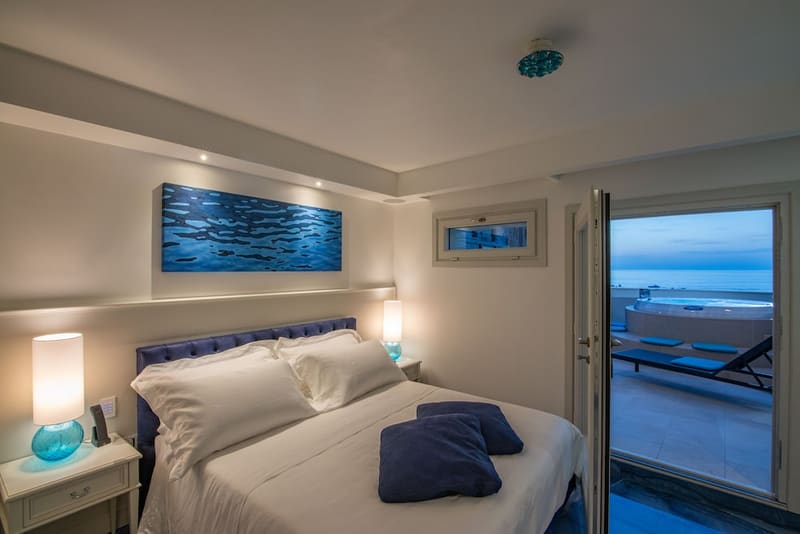Private jacuzzi at Grotta Palazzese, Polignano a Mare — photo 4