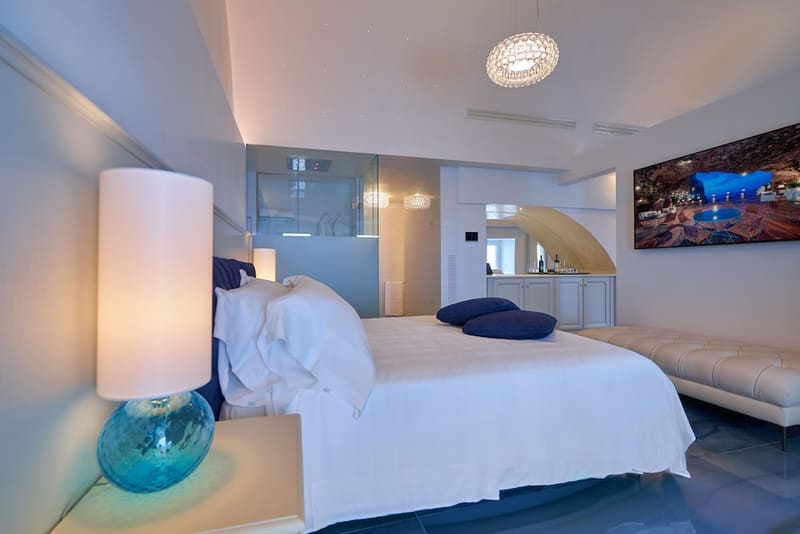 Private jacuzzi at Grotta Palazzese, Polignano a Mare — photo 5