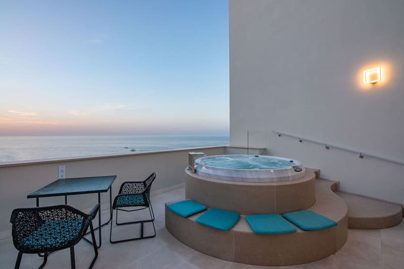 Private jacuzzi at Grotta Palazzese, Polignano a Mare — photo 2