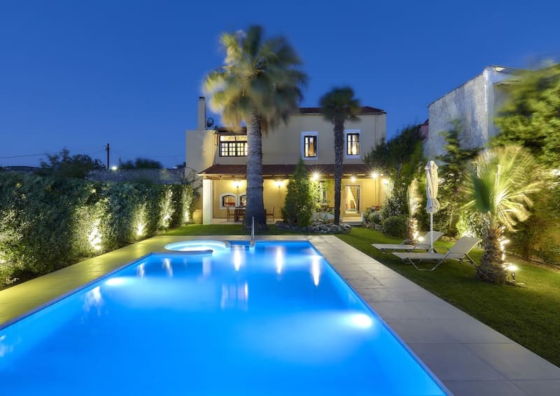 Hotels with a private in-room jacuzzi, hot tub or plunge pool in Heraklion