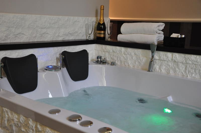 Private hot tub at Navona Nice Room, Rome