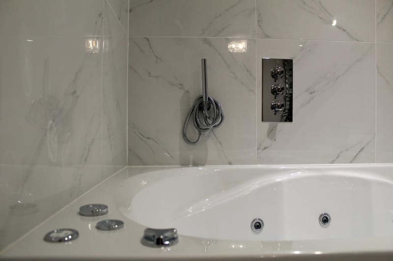Private jacuzzi at 1 Craven Hill Gardens, London, photo 3