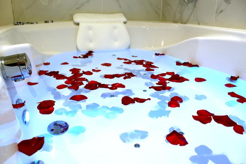 Private jacuzzi at 1 Craven Hill Gardens, London, photo 2