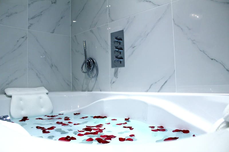 Private jacuzzi at 1 Craven Hill Gardens, London