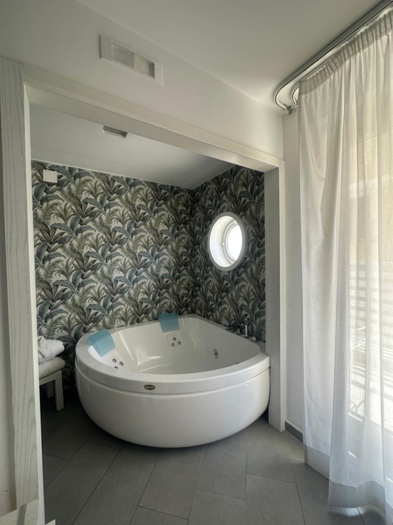 Private hot tub at Hotel Tasso Suites & Spa, Sorrento — photo 2