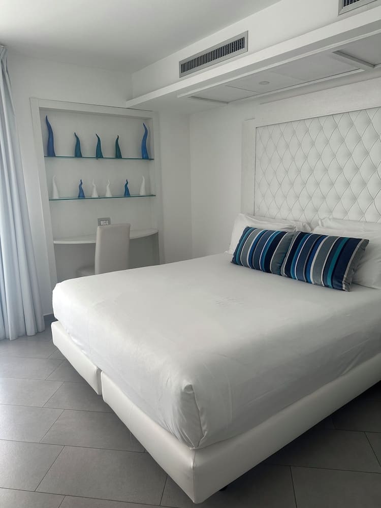 Private hot tub at Hotel Tasso Suites & Spa, Sorrento — photo 4