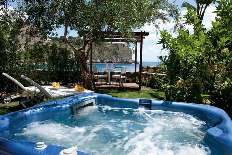 Private hot tub at La Plage Resort, Taormina — photo 3