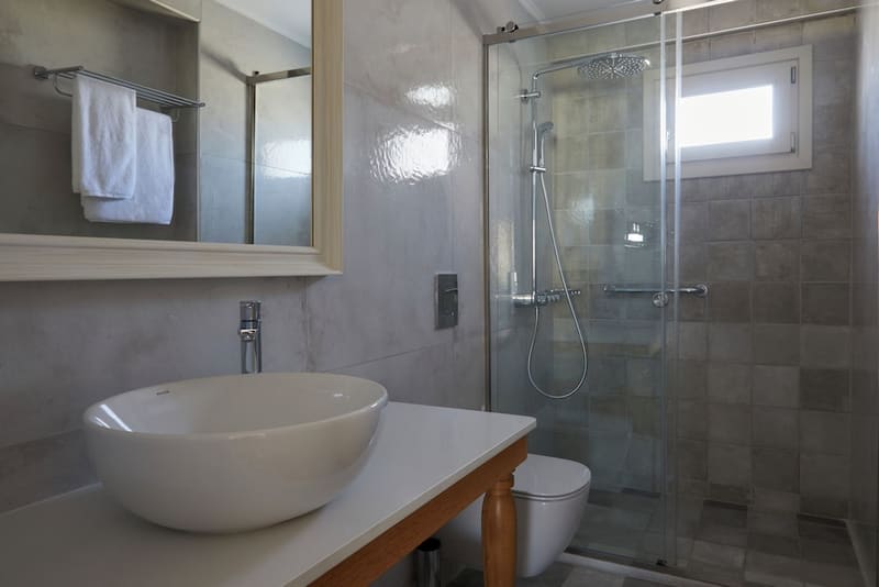 Private hot tub at Sea Breeze Santorini Beach Resort, Curio Collection Hilton, Santorini — photo 6