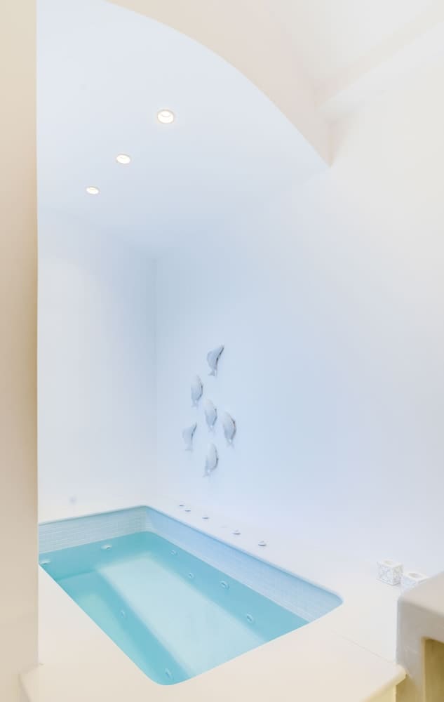 Private hot tub at Emerald Collection Suites, Santorini — photo 3