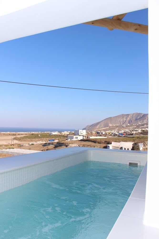 Private hot tub at Emerald Collection Suites, Santorini — photo 4