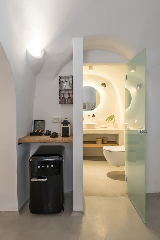Private hot tub at Cocoon Suites, Santorini — photo 5