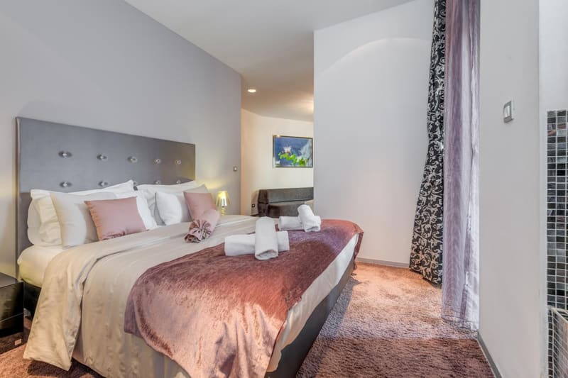 Private jacuzzi at Starlight Luxury Rooms, Split — photo 3