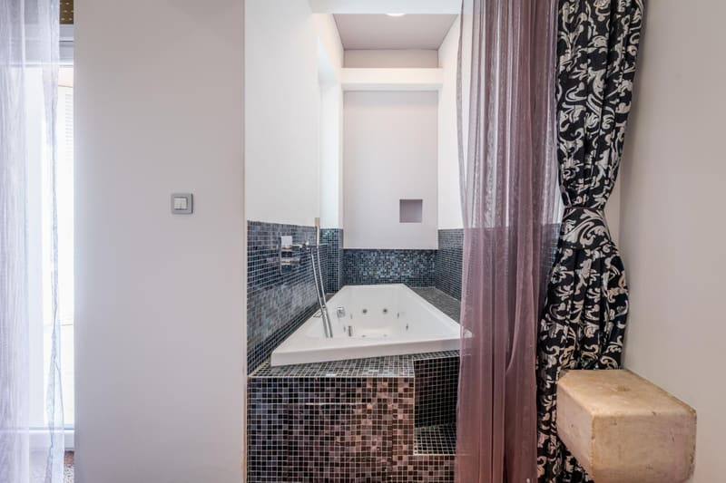 Private jacuzzi at Starlight Luxury Rooms, Split — photo 2
