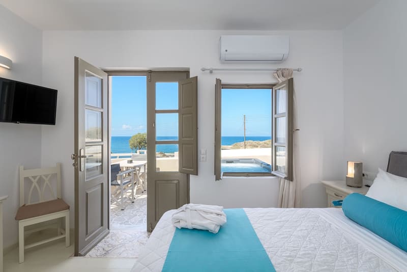 Private plunge pool at En Plo Boutique Suites, Santorini — photo 4