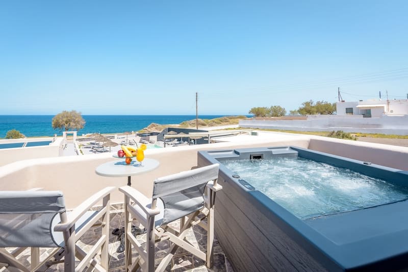 Private plunge pool at En Plo Boutique Suites, Santorini — photo 2