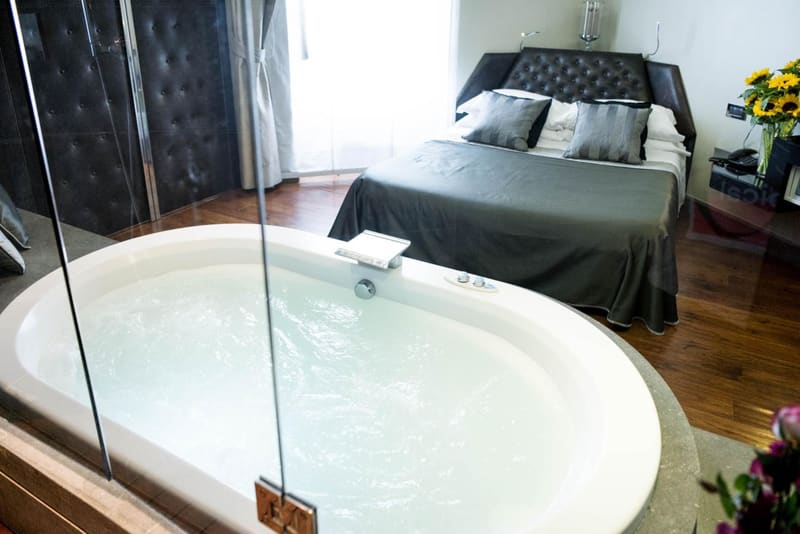 Private hot tub at Le Stanze Di Federica, Rome
