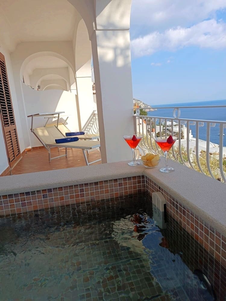 Private hot tub at Hotel Il Gabbiano, Positano