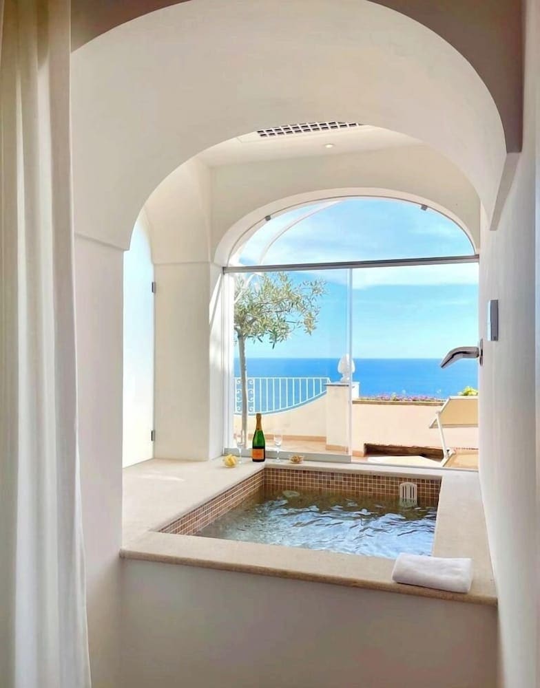 Private hot tub at Hotel Il Gabbiano, Positano — photo 2