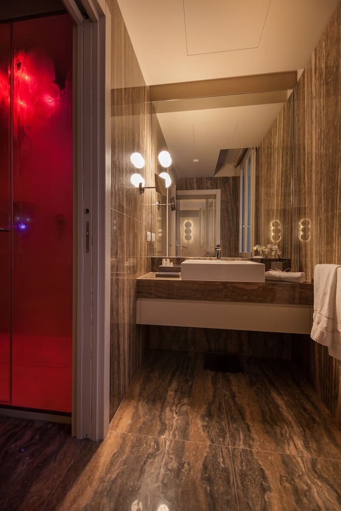 Private hot tub at Liassidi Wellness Suites, Venice — photo 4