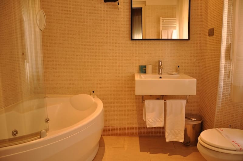 Private hot tub at Target Inn Rome, Rome